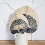 Eventail décoratif en paille, fait main à Bali S/M bicolore Noir et beige